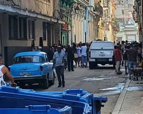 Calle Villegas, en La Habana Vieja, tras conocerse la noticia del suicidio de una joven de 22 años