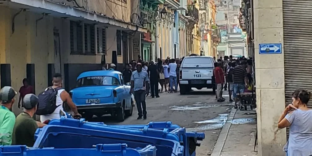 Calle Villegas, en La Habana Vieja, tras conocerse la noticia del suicidio de una joven de 22 años