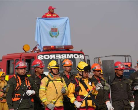 70 firefighters sent from Cochabamba to fight fires in Santa Cruz