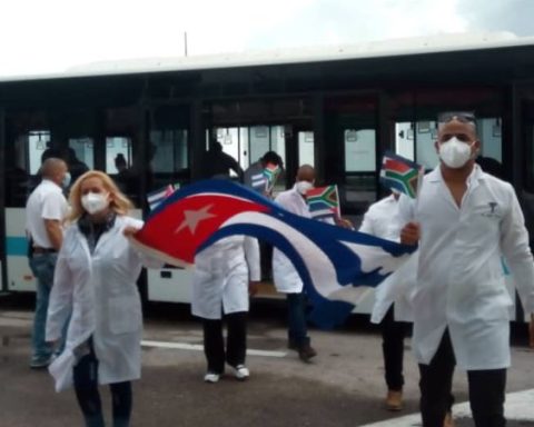 Médicos cubanos que cumplieron "misión" en Sudáfrica