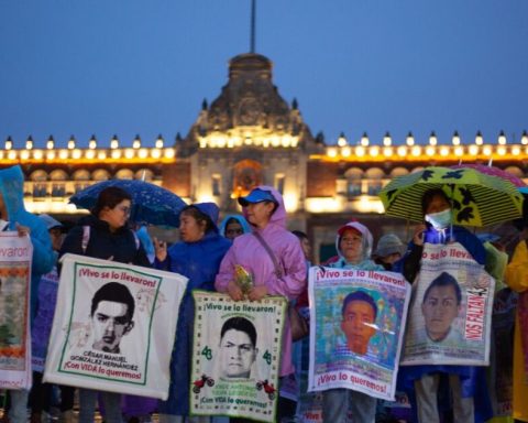 “AMLO betrayed Ayotzinapa and protected the Army,” say families of the 43