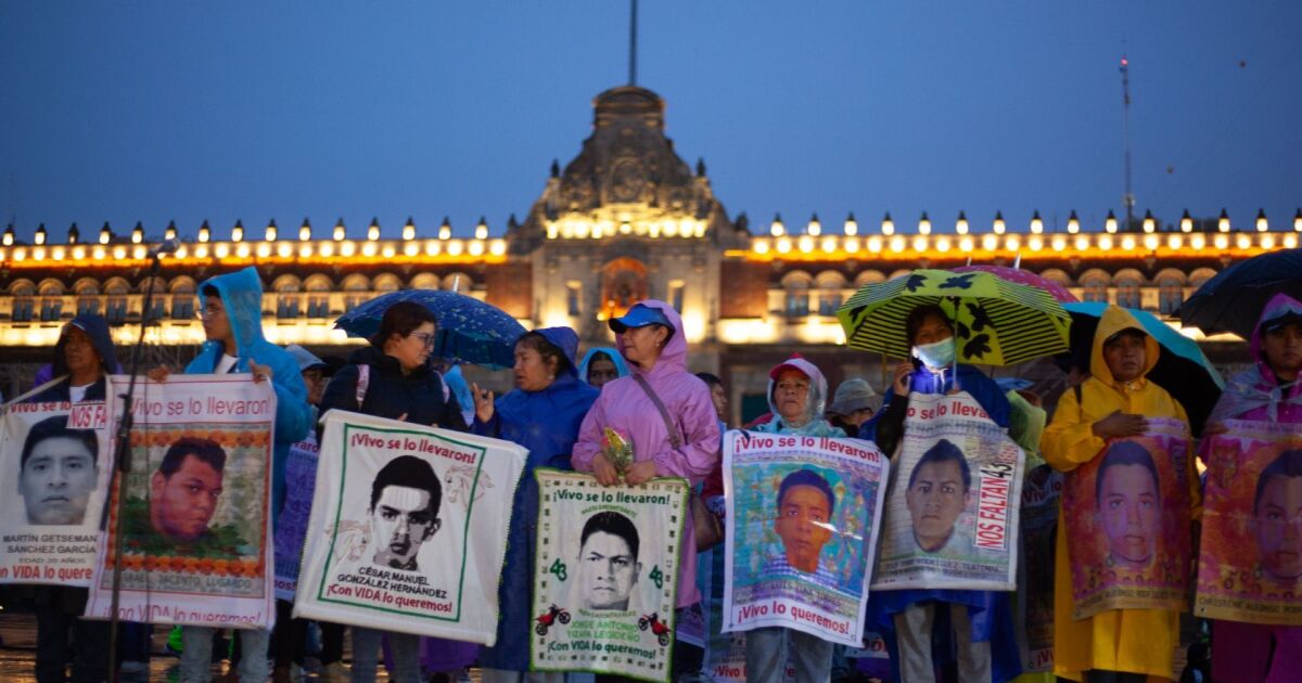 “AMLO betrayed Ayotzinapa and protected the Army,” say families of the 43