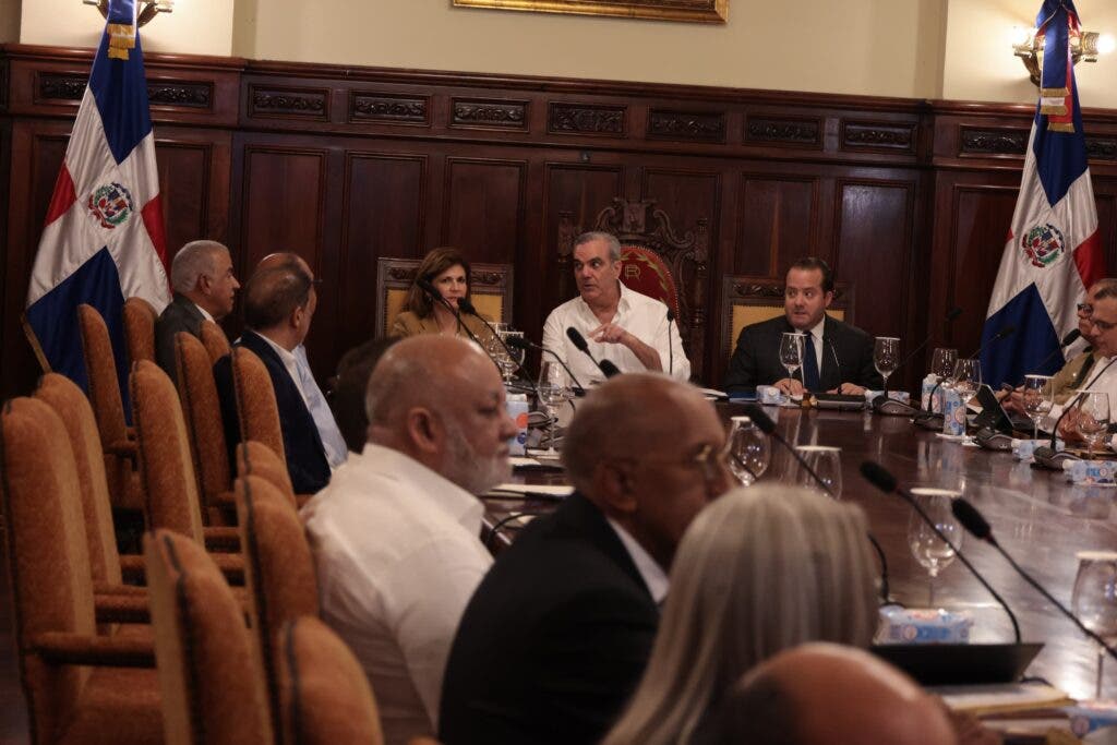 Abinader heads meeting of the Council of Ministers at the Palace