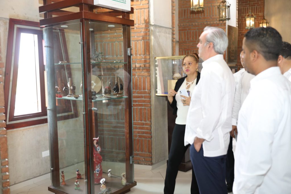 Abinader supervises the renovation of the Columbus Lighthouse