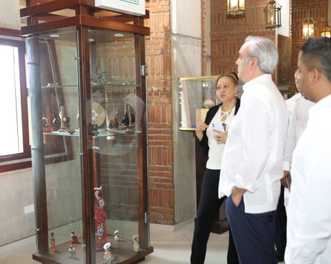 Abinader supervises the renovation of the Columbus Lighthouse