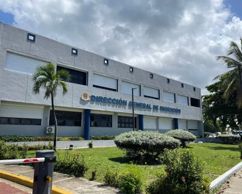 ¡A casi una semana! Vuelve a «caer» de un techo otro haitiano durante operativo