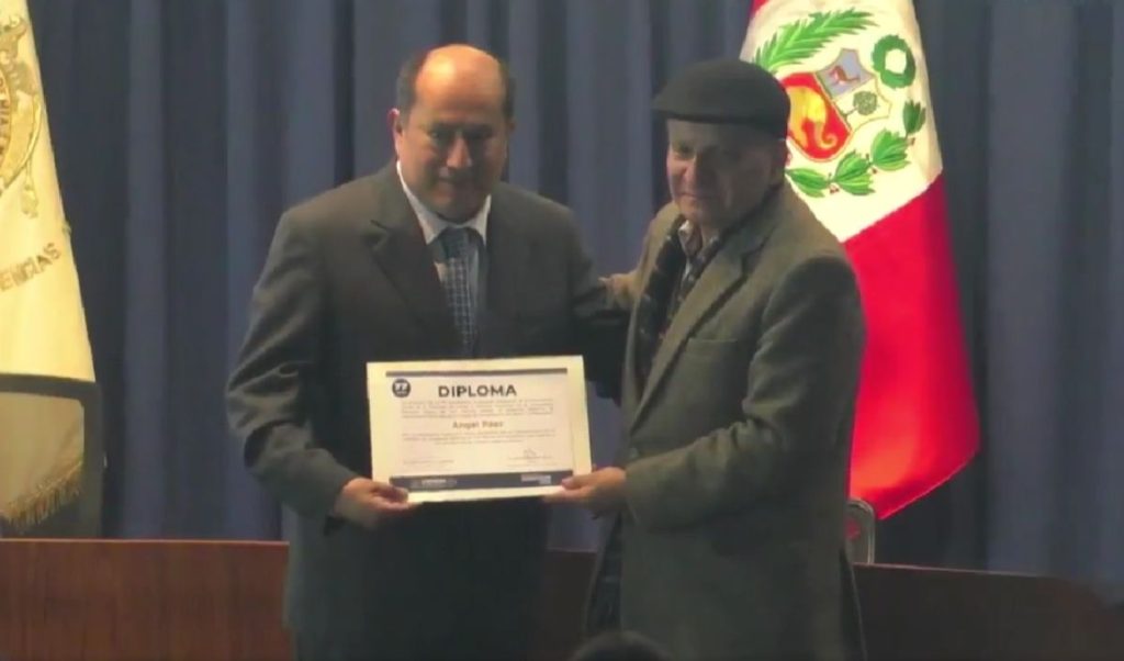 Ángel Páez receives recognition from the Universidad San Marcos for his investigative journalism work