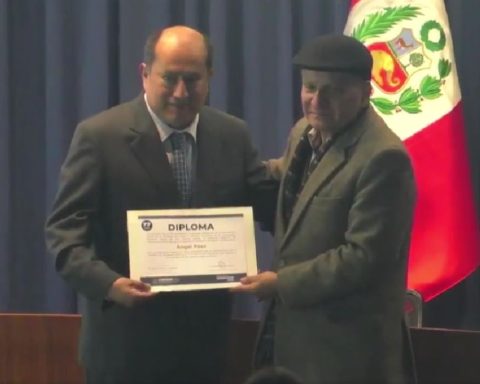 Ángel Páez receives recognition from the Universidad San Marcos for his investigative journalism work