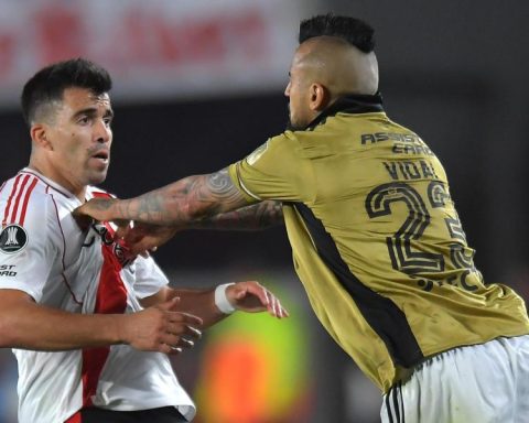 Arturo Vidal causes trouble in the match against River Plate