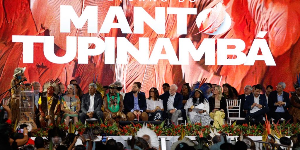 At sacred mantle event, Tupinambás ask Lula for demarcations