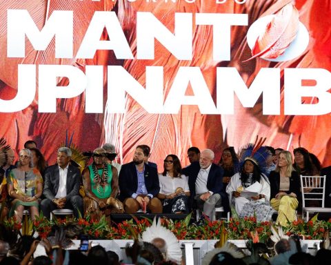 At sacred mantle event, Tupinambás ask Lula for demarcations