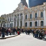 Before the arrival of the Evista march, police and arcist organizations guard the Murillo square