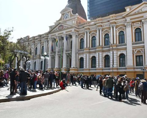 Before the arrival of the Evista march, police and arcist organizations guard the Murillo square