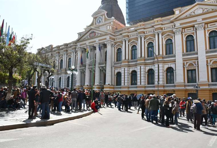 Before the arrival of the Evista march, police and arcist organizations guard the Murillo square