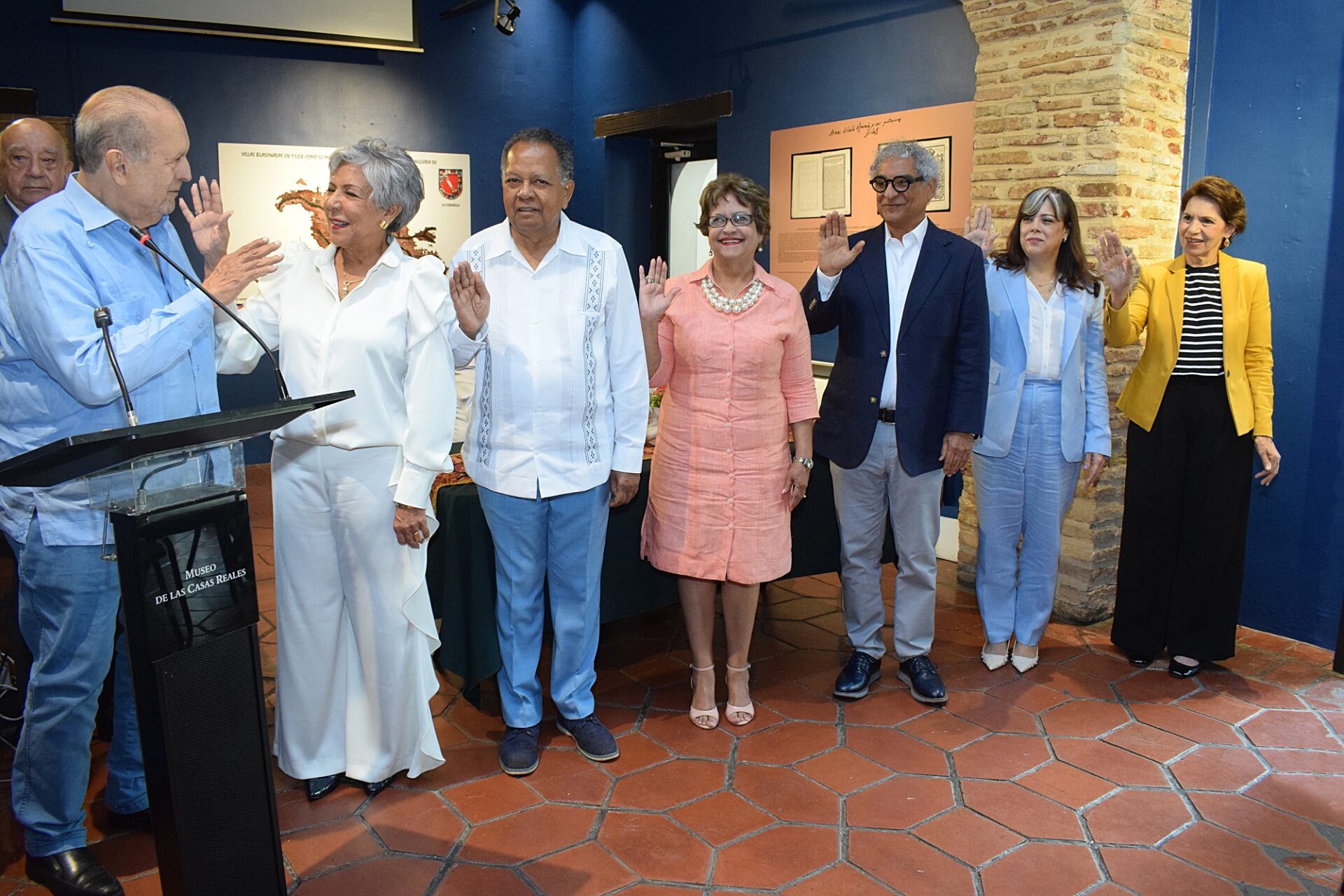 Fabio Herrera toma el juramento de la nueva directiva presidida por Olga de los Santos. FUENTE EXTERNA