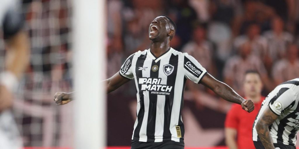 Botafogo sinks Corinthians and clings to the lead