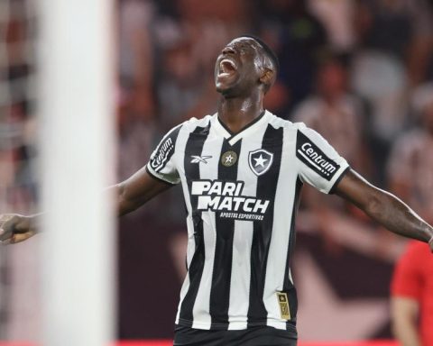 Botafogo sinks Corinthians and clings to the lead