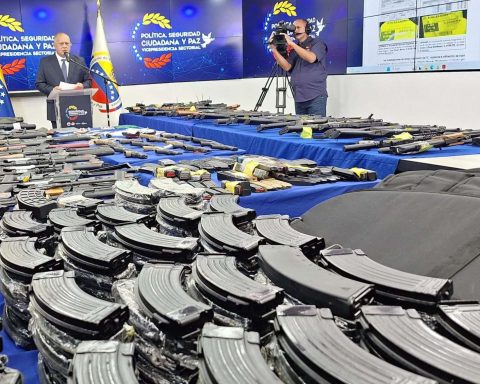 Cabello: More than 400 rifles and pistols from the US seized