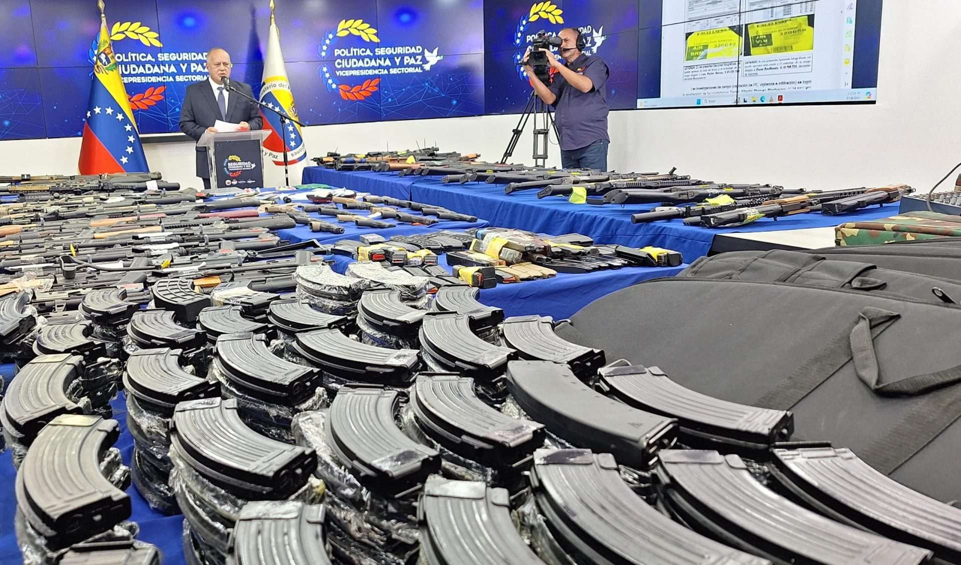 Cabello: More than 400 rifles and pistols from the US seized