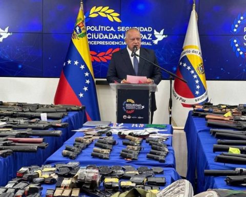 Cabello reports seizure of weapons and accuses the CIA and Spain of recruiting mercenaries
