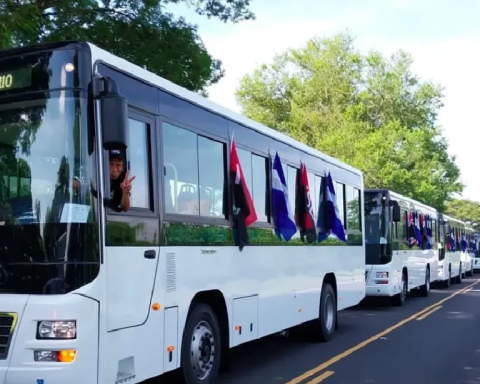 Chinese bus fleet insufficient to meet demand for transport during Managua's "rush hour"