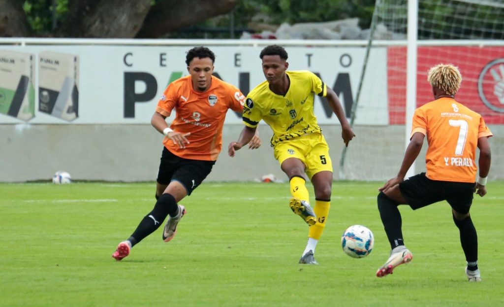 Acción del partido de vuelta de la semifinal entre Cibao FC y Moca FC