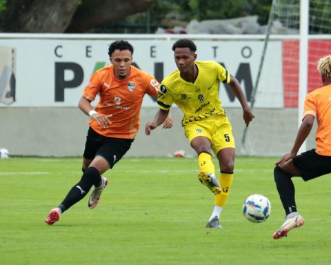 Acción del partido de vuelta de la semifinal entre Cibao FC y Moca FC