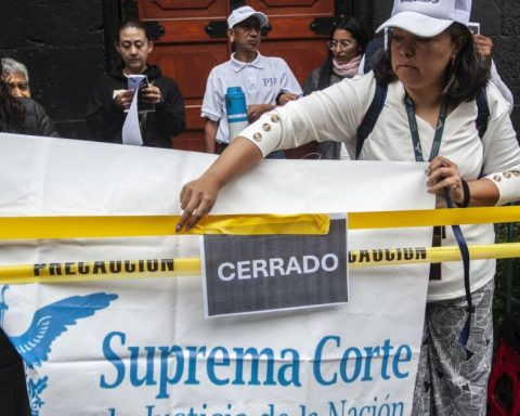 Court workers join strike for judicial reform