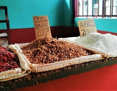 Precios en un mercado agropecuario en Cuba