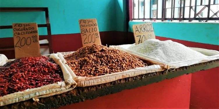 Precios en un mercado agropecuario en Cuba