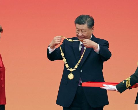 Dilma receives medal from Chinese President Xi Jinping