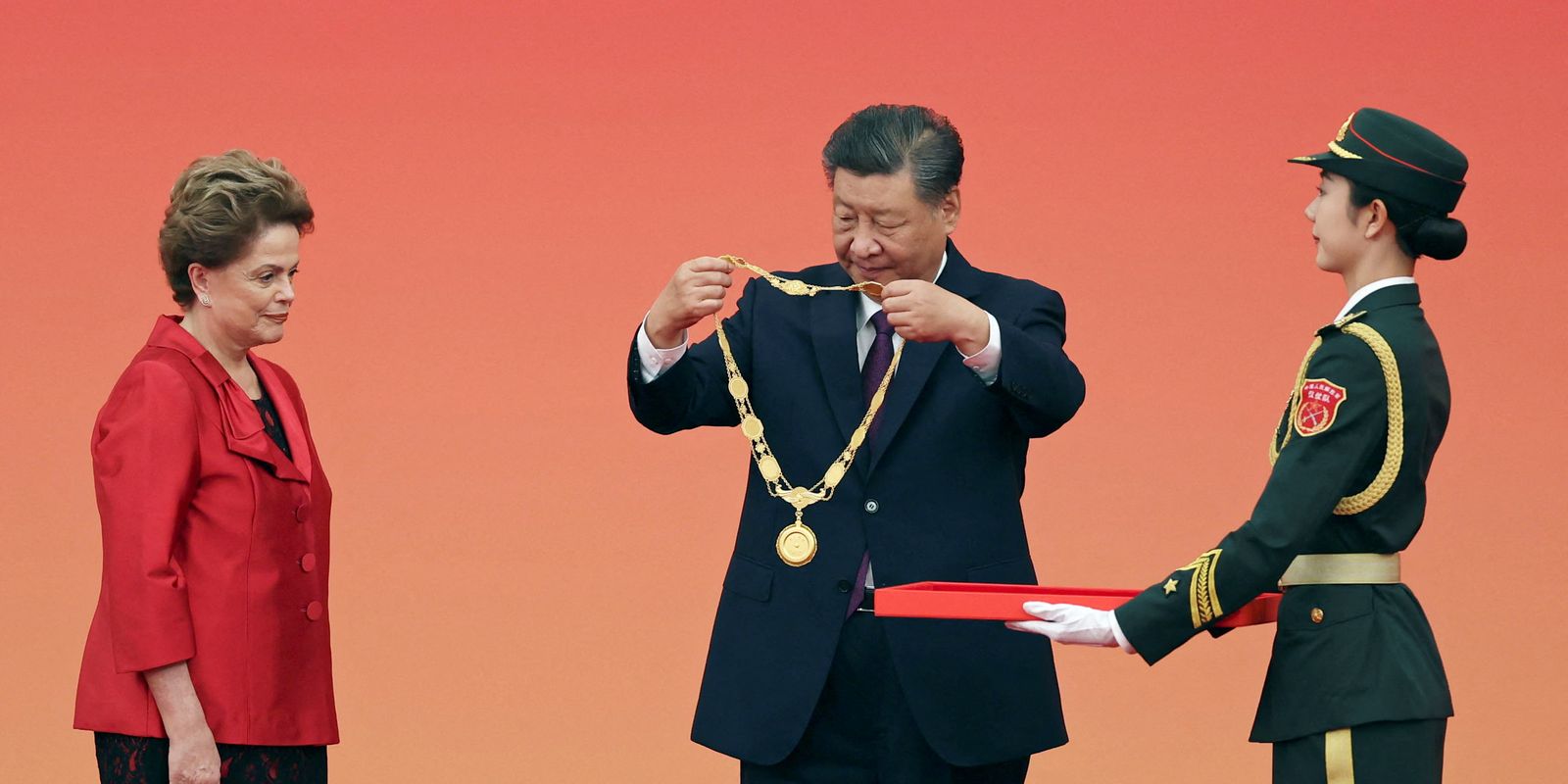 Dilma receives medal from Chinese President Xi Jinping