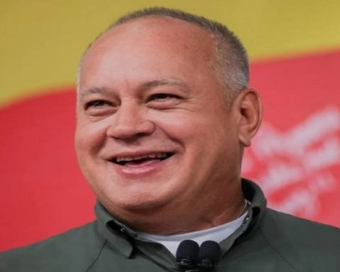 Diosdado Cabello: Edmundo González estaba desesperado por irse de Venezuela