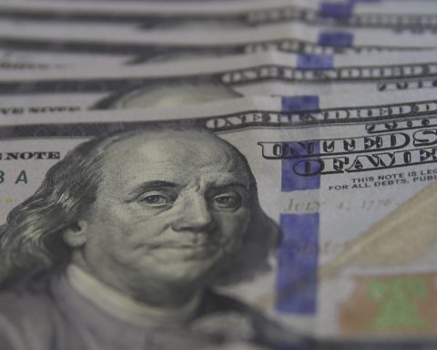 Dollar closes below R$5.60 on US employment data