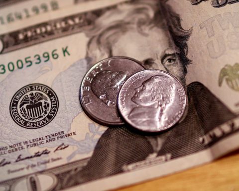 Dollar falls to R$5.46 after US interest rate cut