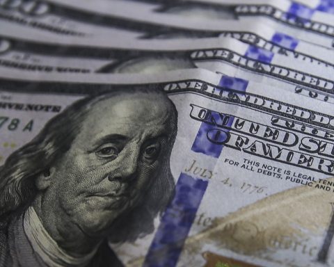 Dollar falls to R$5.48 awaiting interest rates in Brazil and the US