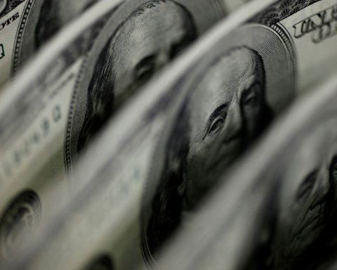 Dollar falls to R$5.51 awaiting interest rates in Brazil and the US