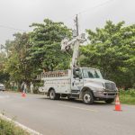 Unidad de Edesur Dominicana reparando circuito salió de servicio en Haina, San Cristóbal.