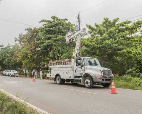 Unidad de Edesur Dominicana reparando circuito salió de servicio en Haina, San Cristóbal.