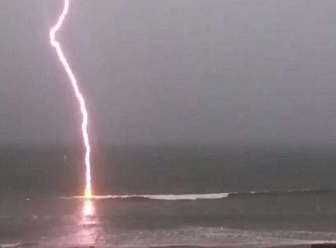 Fisherman dies after being struck by lightning in La Guaira