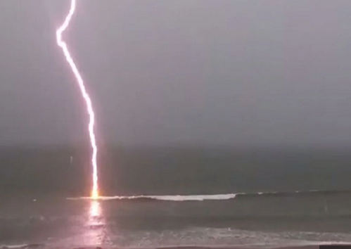 Fisherman dies after being struck by lightning in La Guaira