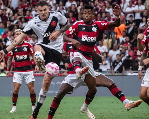 Flamengo and Vasco face off at Maracanã stadium