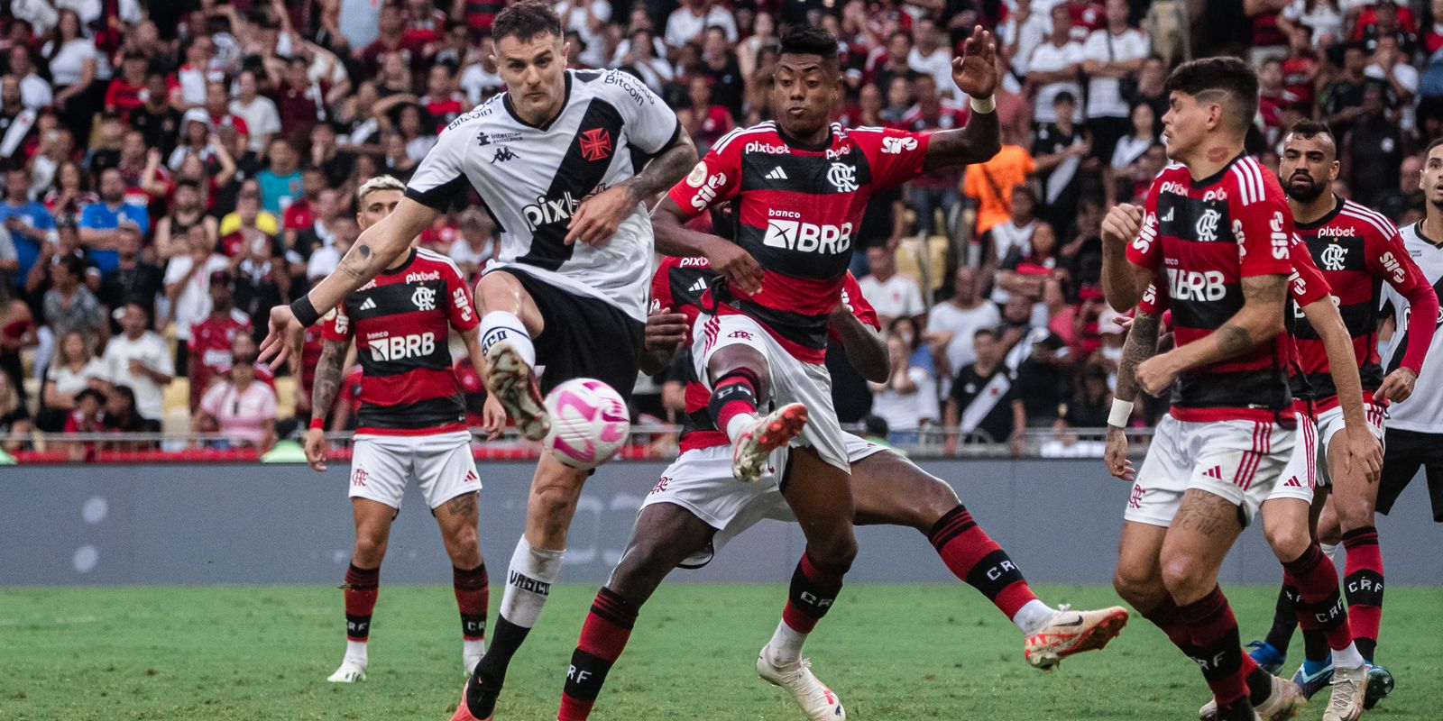 Flamengo and Vasco face off at Maracanã stadium