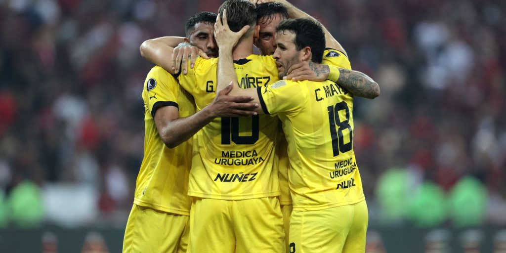 Flamengo plays badly and loses to Peñarol at Maracanã