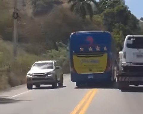 Tras video viral, INTRANT multa a Caribe Tours por manejo temerario de autobús