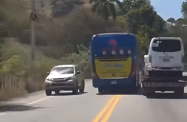 Tras video viral, INTRANT multa a Caribe Tours por manejo temerario de autobús