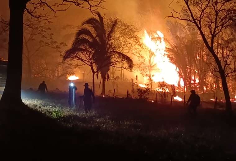 For five days, volunteers and soldiers have been fighting the fire in the Ambue-Ari Park in Guarayos