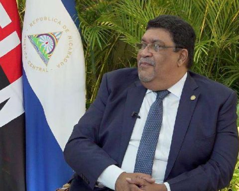 Foreign Minister Gil congratulates the new Minister of Foreign Affairs of Nicaragua