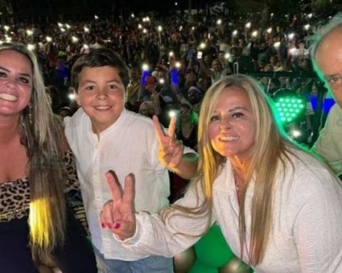 Former PN deputy Valentina dos Santos celebrated her birthday with Miriam Britos as a musical star