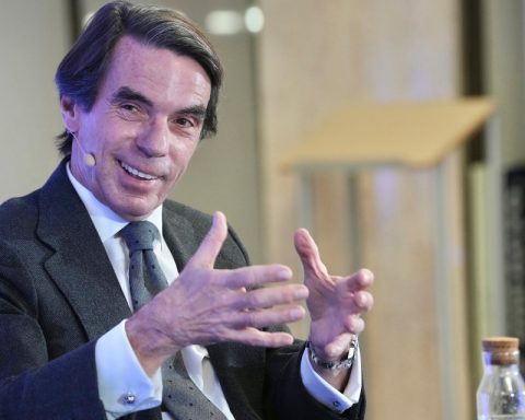 Former President José María Aznar meets with González Urrutia on September 16